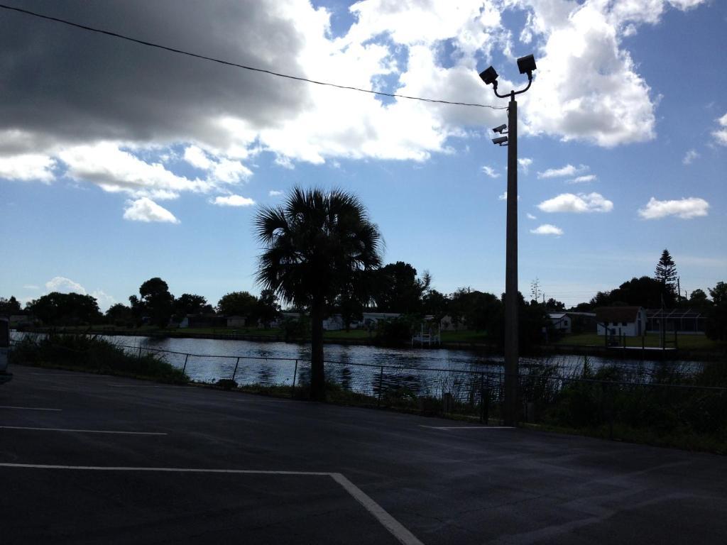 Americas Best Value Inn North Port Esterno foto