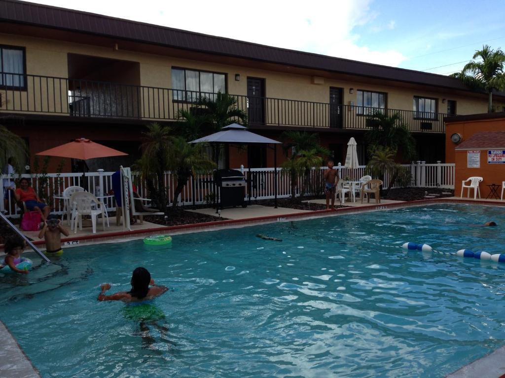 Americas Best Value Inn North Port Esterno foto
