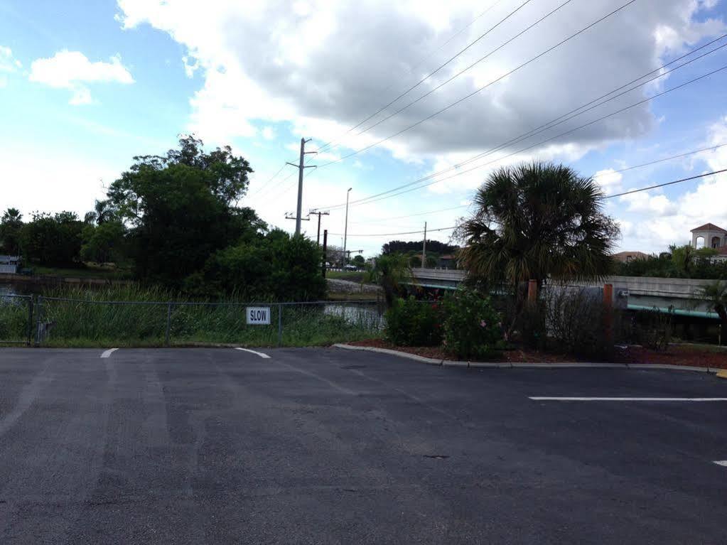 Americas Best Value Inn North Port Esterno foto